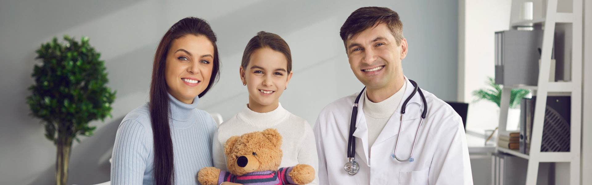 doctor along with child and her mother